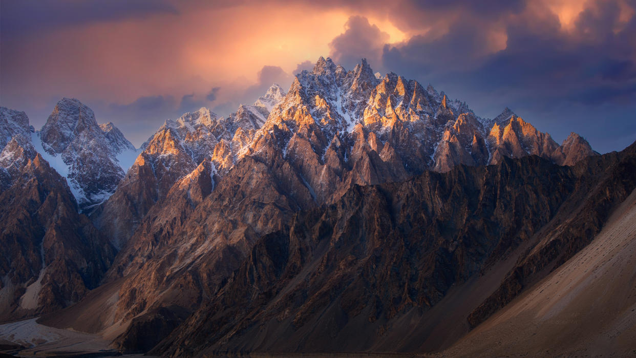  Beautiful sunset in the mountains of Passu Valley, Pakistan. 