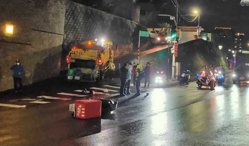 22歲李姓男子今年5月騎機車送外賣時，撞上左轉的垃圾車身亡，警方初步研判垃圾車未禮讓直行車輛為肇事主因。（圖／翻攝畫面）