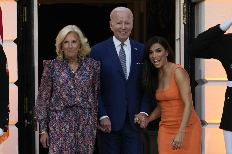 El presidente Joe Biden camina con la primera dama Jill Biden y Eva Longoria para dar unas palabras antes de la función de "Flamin' Hot" el jueves 15 de junio de 2023, en el Jardín Sur de la Casa Blanca en Washington. (Foto AP/Jacquelyn Martin)