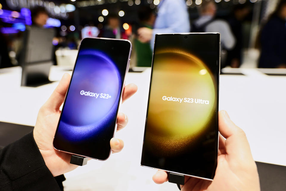 El Galaxy S23+ junto al Galaxy S23 Ultra, dos de los nuevos smartphones de la serie S23 de Samsung, comparándose durante el Mobile World Congress 2023 el 2 de marzo de 2023, en Barcelona, España. (Getty Images)