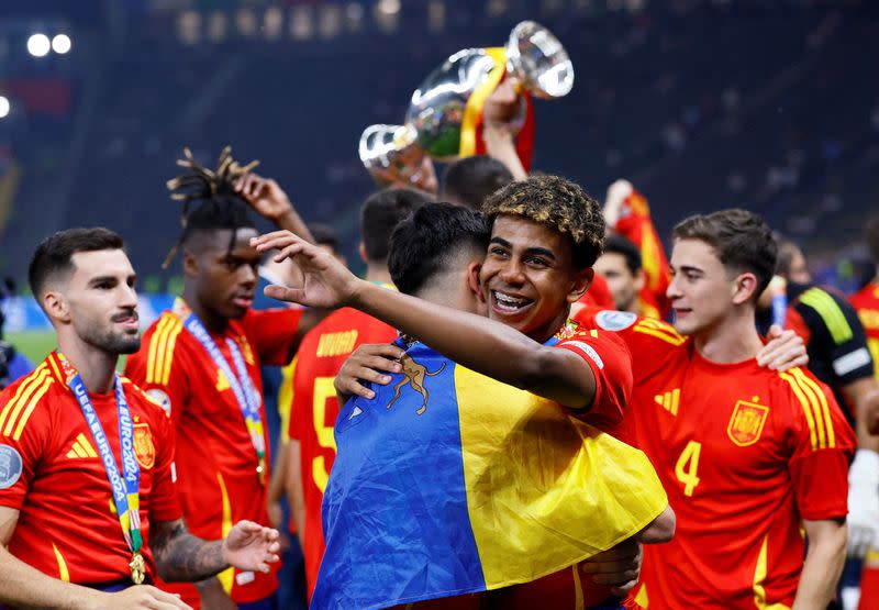 FOTO DE ARCHIVO. Fútbol - Eurocopa 2024 - Final - España vs Inglaterra - Estadio Olímpico de Berlín, Alemania - 14 de julio de 2024 - El español Lamine Yamal celebra con el trofeo y sus compañeros de equipo tras ganar la Eurocopa 2024