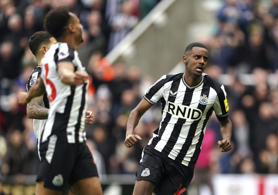 Alexander Isak del Newcastle celebra tras anotar el primer gol en el encuentro de la Liga Premier ante el Tottenham el sábado 13 de abril del 2024. (Owen Humphreys/PA via AP)