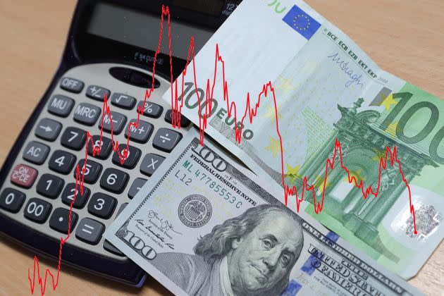 L'euro a perdu 55% de sa valeur face au dollar en près de 14 ans. Et ce n'est pas sans impact sur la vie économique du pays et le pouvoir d'achat des Français (photo d'illustration). (Photo: Le HuffPost)