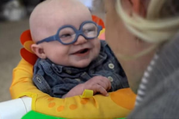 La enorme sonrisa de un bebé al ver a su mami por primera vez