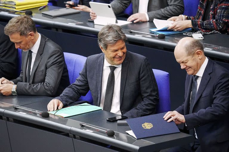El canciller alemán Olaf Scholz, a la derecha, reacciona durante una sesión plenaria en el Bundestag en Berlín, el miércoles 29 de marzo de 2023.