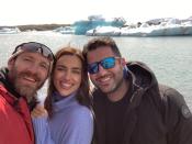Tranquila y sonriente. Así hemos visto a Irina Shayk días después de conocerse su separación de Bradley Cooper. La rusa ha viajado este fin de semana a Islandia, desde donde su amigo, el ejecutivo de moda Ali Kavoussi, ha compartido esta imagen en la que también aparece el fotógrafo Giampaolo Sgura. (Foto: Instagram / <a href="http://www.instagram.com/p/BydfBo4AksN/" rel="nofollow noopener" target="_blank" data-ylk="slk:@alikavoussi;elm:context_link;itc:0;sec:content-canvas" class="link ">@alikavoussi</a>).