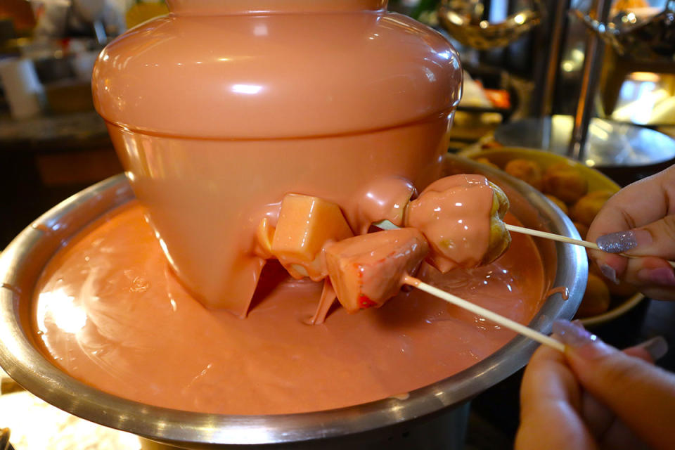 grand copthorne waterfront - strawberry fountain