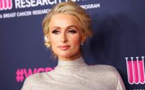 Manchmal glaubt man schon, auf dem Kopf der exzentrischen Hotelerbin ein Krönchen zu entdecken - womöglich kein Wunder, denn Paris Hilton ist tatsächlich mit Queen Elizabeth II. verwandt. Und auch zahlreiche weitere Hollywood-Stars sind entfernte Verwandte der Queen oder royaler Abstammung, wie unsere Bildergalerie zeigt ... (Bild: Tibrina Hobson/WireImage/Getty Images)