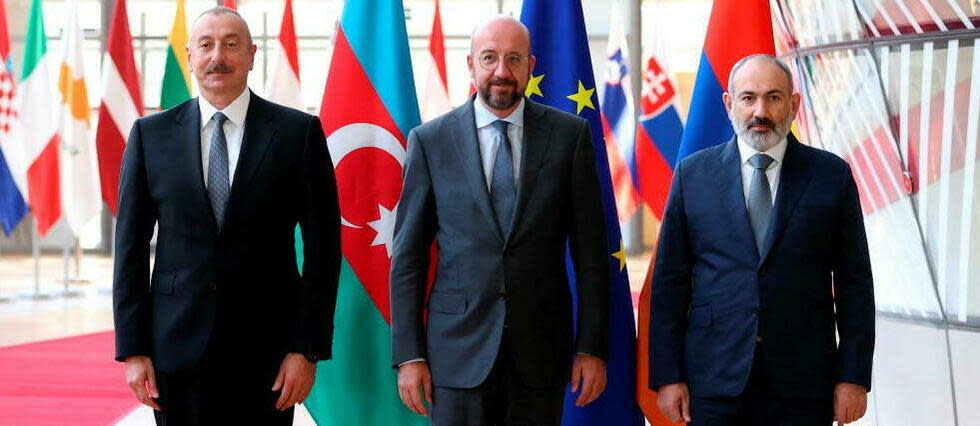 Le président azerbaïdjanais Ilham Aliev et le Premier ministre arménien Nikol Pachinian, aux côtés de Charles Michel, président du Conseil européen.  - Credit:DURSUN AYDEMIR / ANADOLU AGENCY / Anadolu Agency via AFP