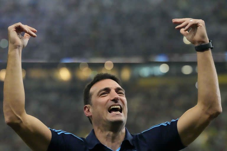 El técnico de Argentina Lionel Scaloni celebra tras conquistar la Copa Mundial al vencer a Francia por penales, el domingo 18 de diciembre, en Lusail, Qatar. (AP Foto/Frank Augstein)