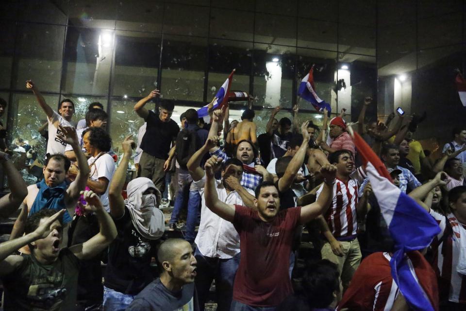 Manifestantes cantan consignas como parte de una protesta para oponerse a un proyecto de enmienda constitucional que permitiría la reelección presidencial en Asunción, Paraguay, el viernes 31 de marzo de 2017. (AP Foto/Jorge Saenz)