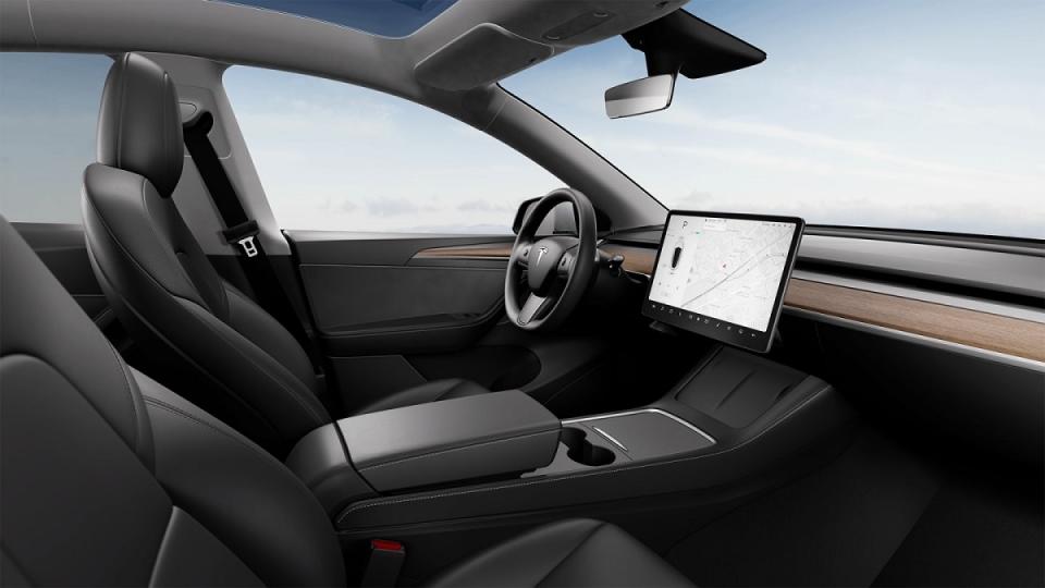 圖／Tesla Model Y後輪驅動版搭載15吋中控螢幕，內含數位儀錶與方向盤控制系統，無縫整合媒體、導航、通訊、駕駛室控制與車輛設定，透過螢幕即可控制空調、變更無線電台…等大部分功能。