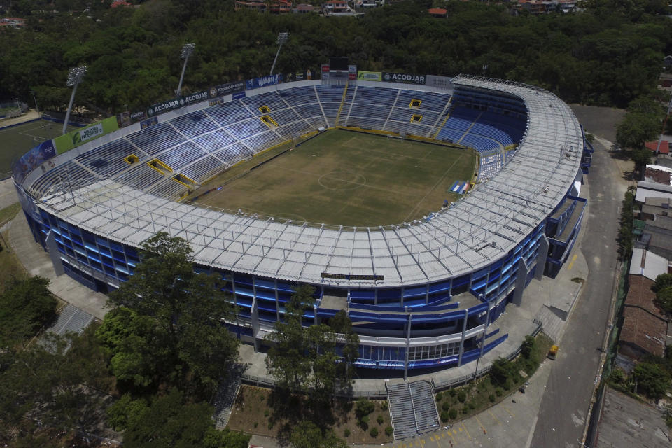 Vista del estadio Cuscatlán en San Salvador, El Salvador, el domingo 21 de mayo de 2023. Doce personas murieron la noche previa en una estampida durante el partido entre Alianza y FAS por la liga salvadoreña de fútbol. (AP Foto/Salvador Meléndez)