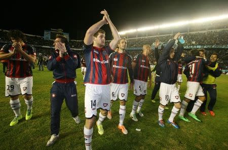 Walter Kannemann (nearest) and teammates of Argentina's San Lorenzo celebrate after their Copa Libertadores second leg semi-final soccer match against Bolivia's Bolivar in La Paz, July 30, 2014. REUTERS/Gaston Brito