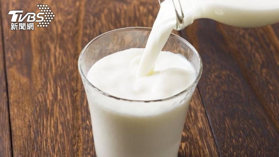 牛奶和芝麻是高鈣食品，可以預防骨質疏鬆。（示意圖／shutterstock 達志影像）