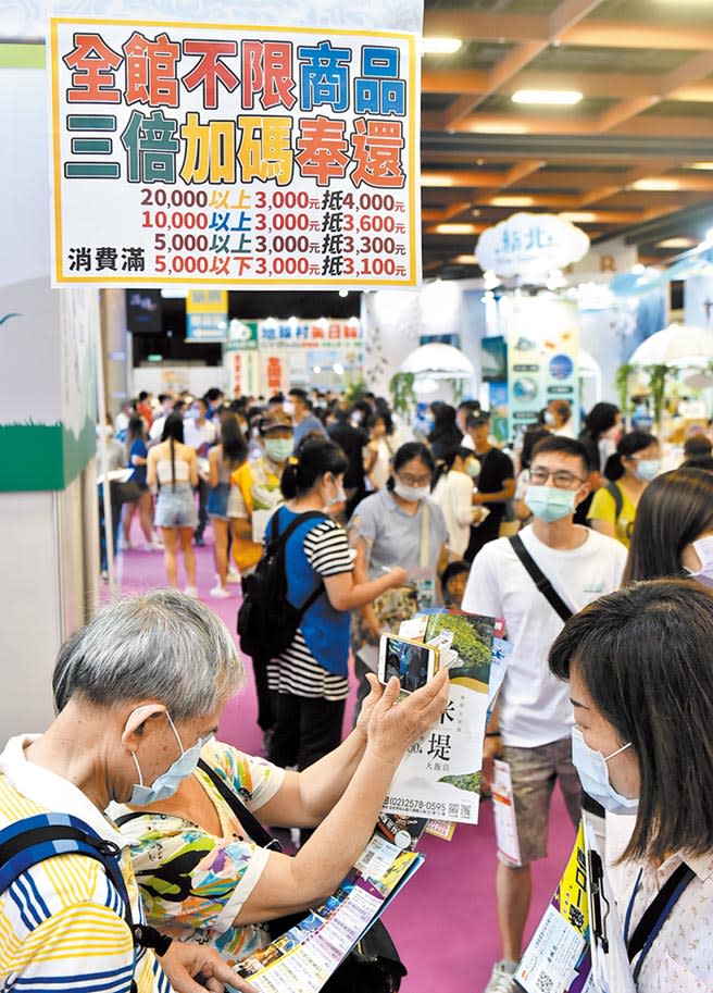 日前登場的「台北夏季旅展」，參觀民眾擠爆會場，旅行社、飯店等業者全力促銷，搶搭三倍券商機。（顏謙隆攝）