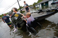 <p>Freiwillige Helfer versuchen, Rosemarie Carpenter und ihren Partner Mike Henry zu retten. Das Paar war nach dem Hurrikan Harvey in den überfluteten Straßen Houstons gefangen. (Biild: AP Photo/Gerald Herbert) </p>