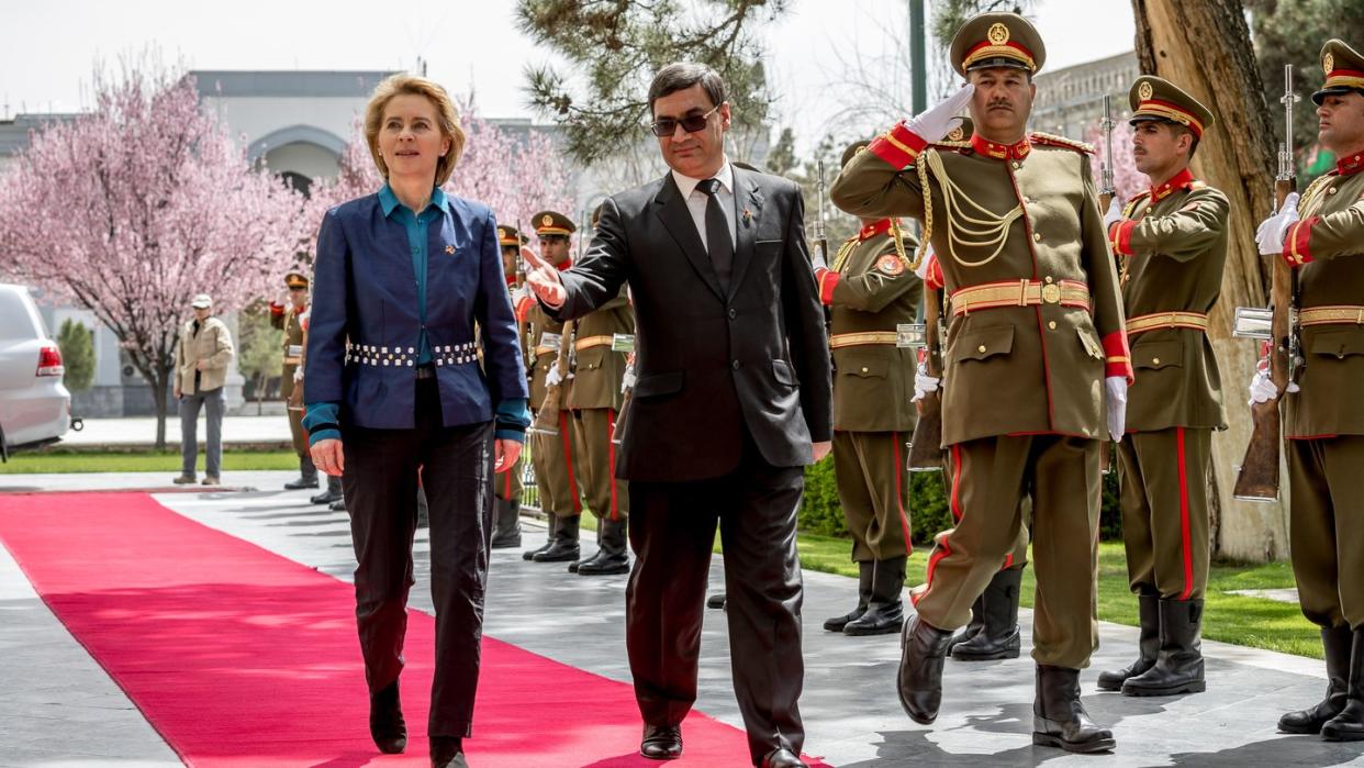 Verteidigungsministerin Ursula von der Leyen wird in Kabul von ihrem afghanischen Amtskollegen Tariq Shah Bahrami empfangen. Foto: Michael Kappeler