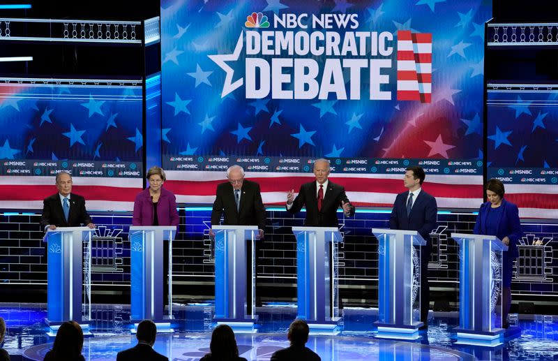 El ex alcalde de la ciudad de Nueva York Michael Bloomberg, la senadora Elizabeth Warren, el senador Bernie Sanders, el ex vicepresidente Joe Biden, el ex alcalde de South Bend Pete Buttigieg y la senadora Amy Klobuchar debaten durante el noveno debate de