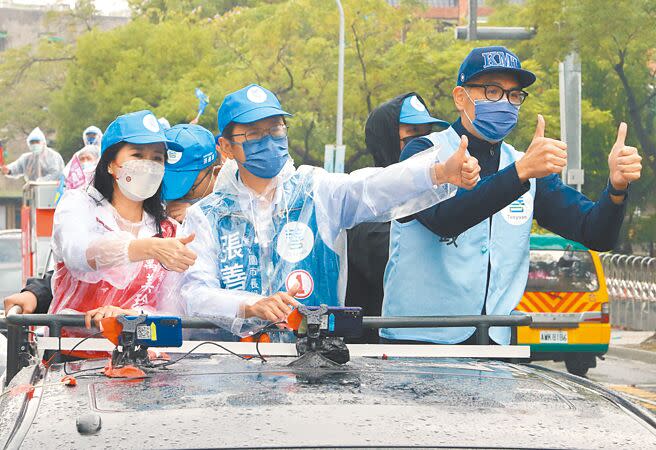 國民黨桃園市長候選人張善政表示，選民看到鄭文燦和炒地皮集團糾葛不清會有剝奪感。圖為張善政（中）23日展開車隊掃街。（陳麒全攝）