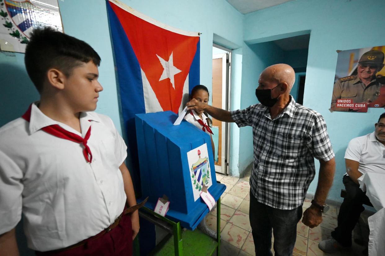 Un homme vote dans un bureau de vote lors du référendum sur le nouveau Code de la famille à La Havane, le 25 septembre 2022. - YAMIL LAGE / AFP