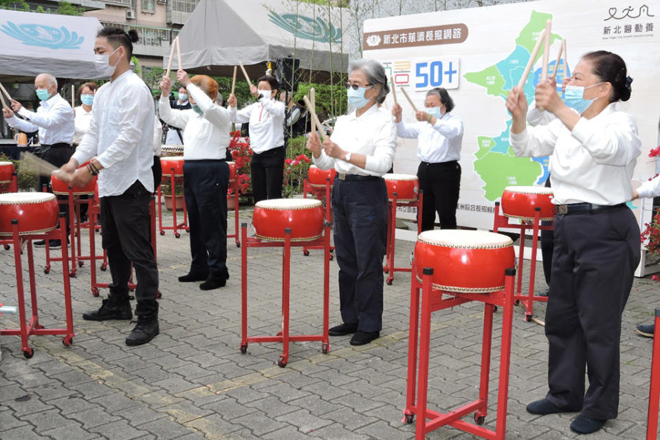 三重許多「老菩薩」慈濟志工展現活力，敲打擊出活潑的銀髮樂章。