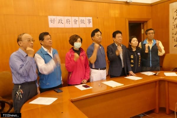 國民黨宜蘭縣議會黨團，以「好政府會做事」反擊民進黨團，力挺縣長林姿妙的宜蘭縣政。（記者董秀雲攝）