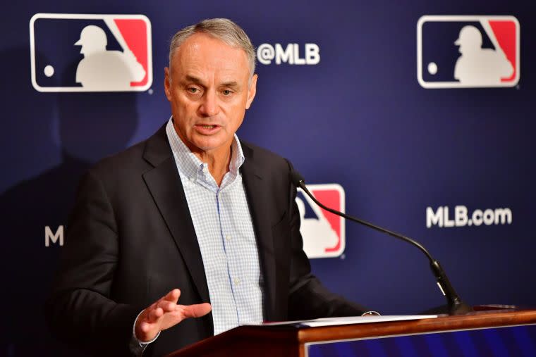 大聯盟主席曼弗雷德（Rob Manfred）砸錢致贈名牌耳機。資料照片