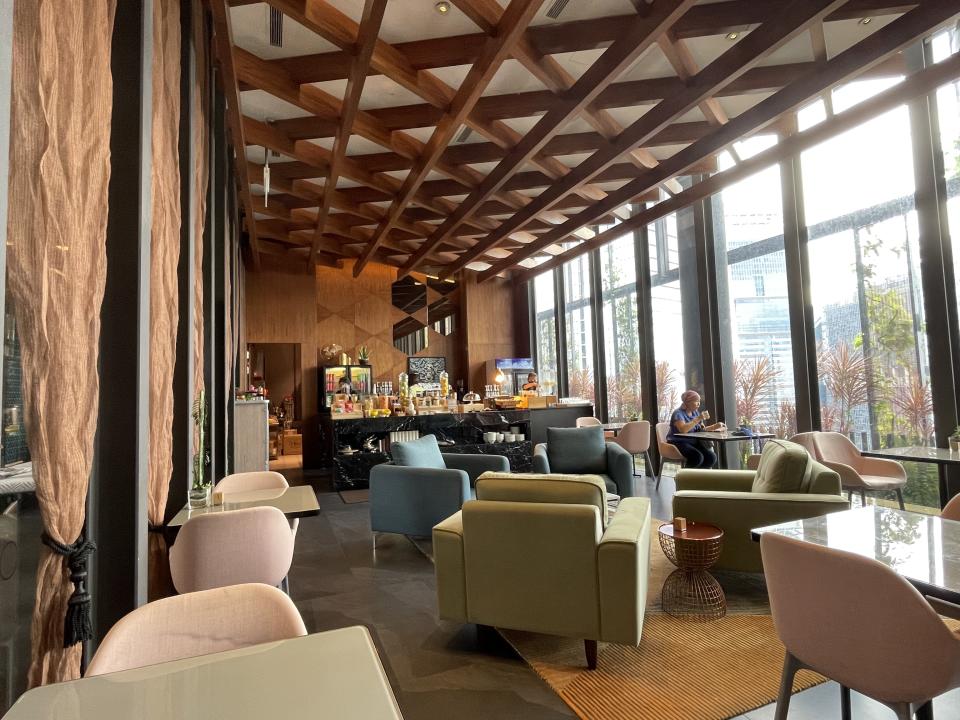 The Club Lounge during off-peak times. Light bites and non-alcoholic beverages are available all day long. (Photo: Stephanie Zheng)