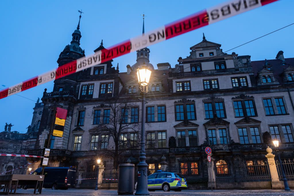 thieves steal one billion euros worth of jewels from grünes gewölbe in dresden