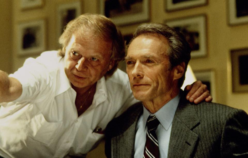 Am Set: Mit Clint Eastwood (rechts) drehte Wolfgang Petersen den Thriller "In the Line of Fire". (Bild: Bruce McBroom/Sygma via Getty Images)