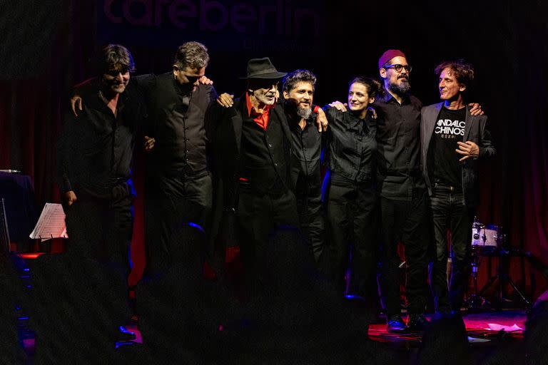 Daniel Melingo y músicos amigos en la primera presentación del cantor en Café Berlín