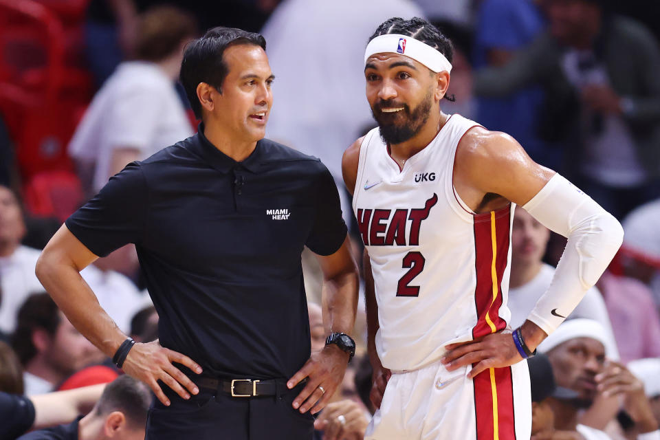 總教練Erik Spoelstra（左）與Gabe Vincent（右）。 (Photo by Michael Reaves/Getty Images)