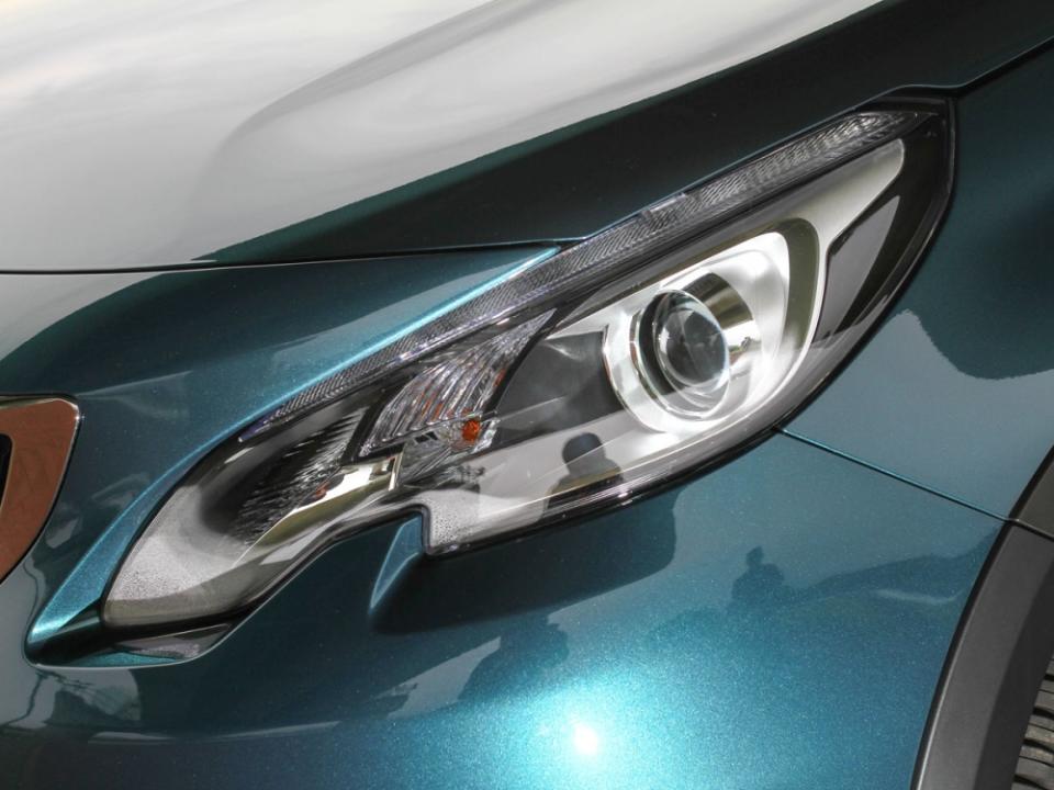 頭燈改為燻黑樣式，並整合了LED日間行車照明系統。