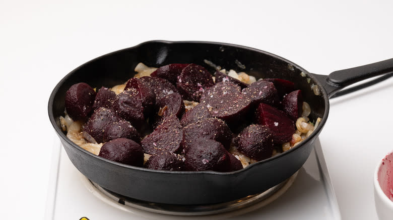 pan with beets and onions 