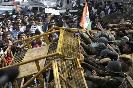 Police stop activists from various Hindu right-wing groups as they try to cross a barricade during a protest against the students of Jawaharlal Nehru University (JNU) outside the university campus in New Delhi, India, February 16, 2016. REUTERS/Anindito Mukherjee