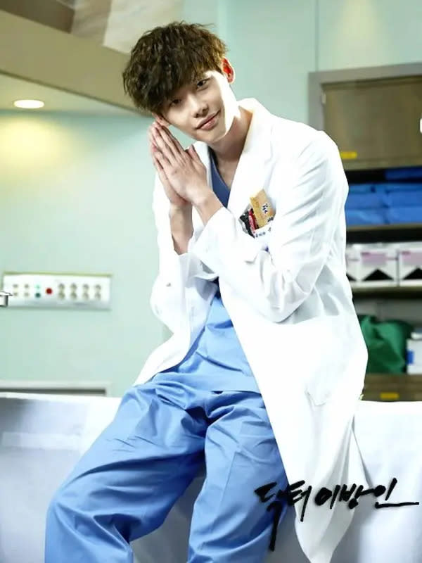 Saat bermain dalam Doctor Stranger, Lee Jong Suk memerankan seorang dokter. (Foto: koreaboo.com)