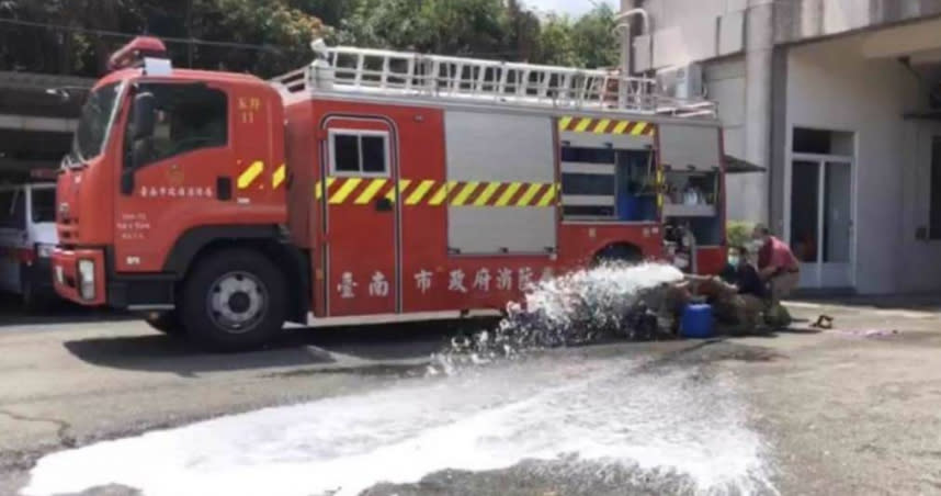 台南市1棟民宅發生火警，大量白煙不斷竄出，台南市消防局全力射水灌救。（示意圖／報系資料照）