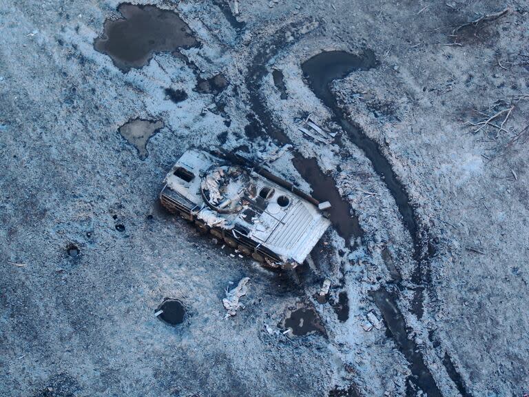 Soldados rusos muertos en un campo de batalla en la línea del frente del este de Ucrania, el 21 de enero de 2024. Los civiles que recogen a los soldados rusos muertos enfrentan muchos de los peligros de la guerra a lo largo del frente