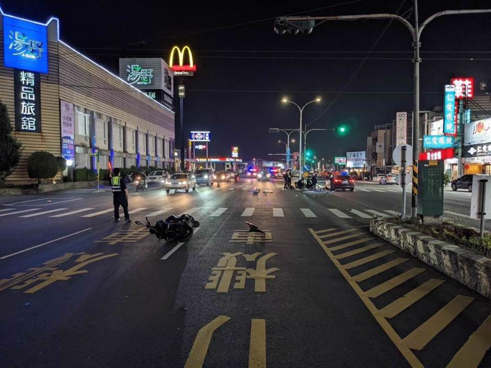 民雄麥當勞前路口，15日傳出死亡車禍，恰巧路過的護理師魏靖倫努力搶救女學生，但仍送醫不治。(圖／民雄分局提供)