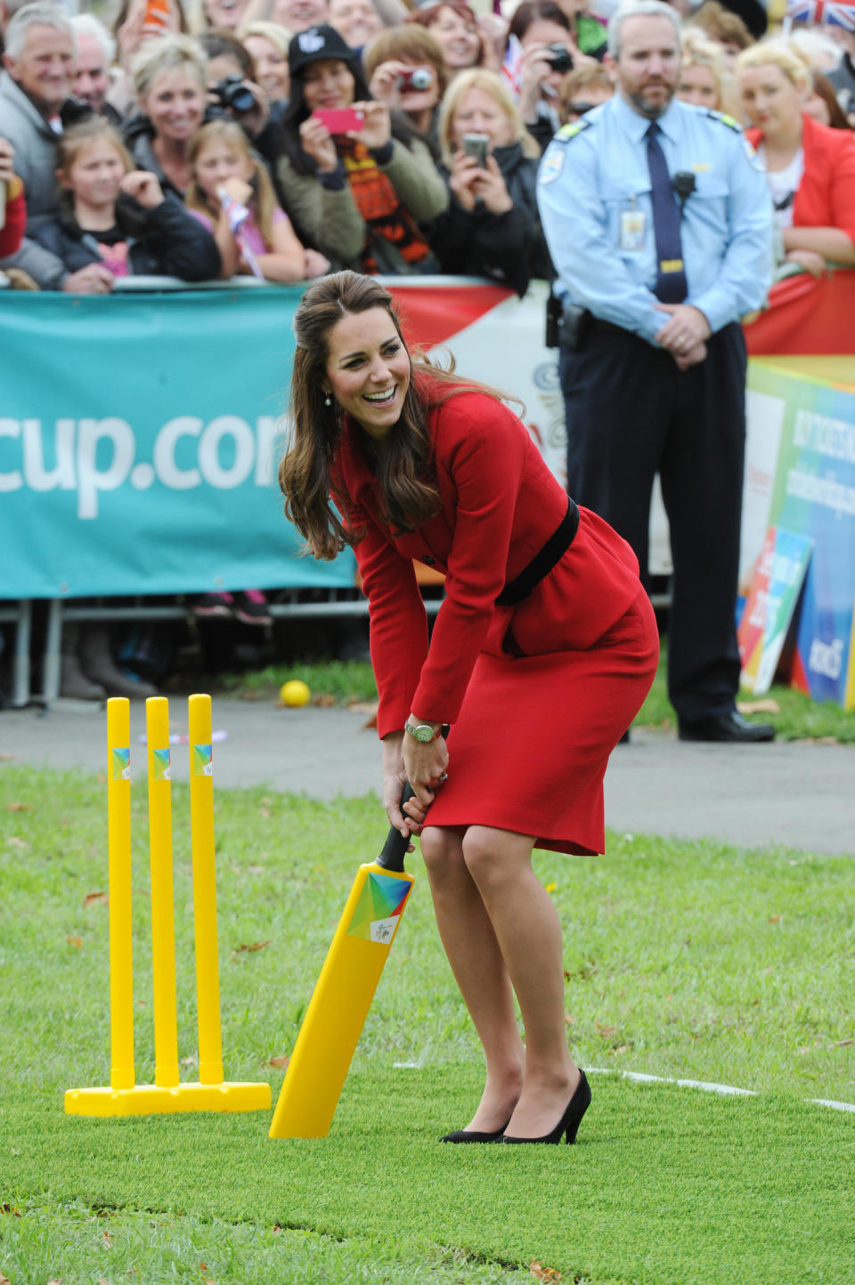 <p>Bereits bei einem Neuseelandbesuch im Jahr 2014 besuchte das britische Thronfolgerpaar die Austragungsstätte des Qualifikationsturniers der Cricket-WM 2015. Dabei versuchte sich Kate auch selbst in der beliebten Sportart der britischen Commonwealth – im roten Kleid und schwarzen Pumps. (Bild: AP Photo/SNPA, Ross Setford) </p>