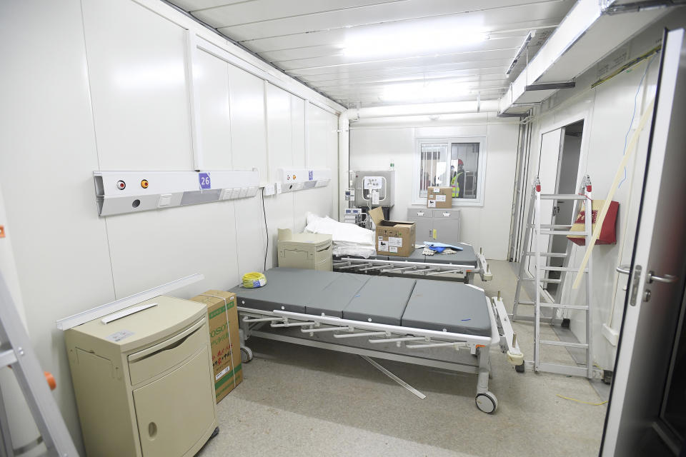 Una habitación de pacientes en el hospital temporal de campo de Wuhan, en la provincia china de Hubei, el domingo 2 de febrero de 2020. (Chinatopix via AP)