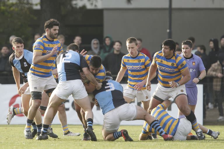 Nicolás Leiva trata de penetrar el muro que conforman Marcos Herrero Anzorena y Estanislao Carullo; los combates de forwards fueron durísimos y los ganó Hindú.