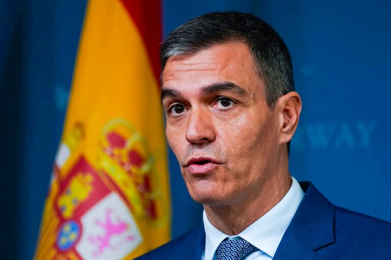 El primer ministro español, Pedro Sánchez, habla durante una reunión con el primer ministro noruego, Jonas Gahr Støre, en las instalaciones de representación del gobierno en Parkveien 45, en Oslo, Noruega, el viernes 12 de abril de 2024