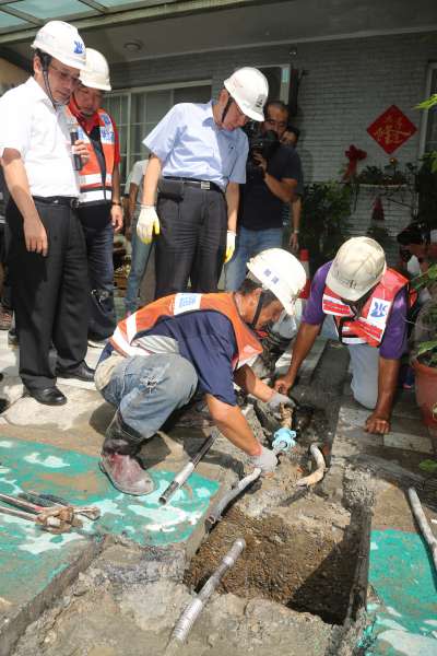 台北市長柯文哲今（30）日宣布，比預定的期限早15個月，「今天開始，鉛水管正式從台北市消失。（台北市政府提供）
