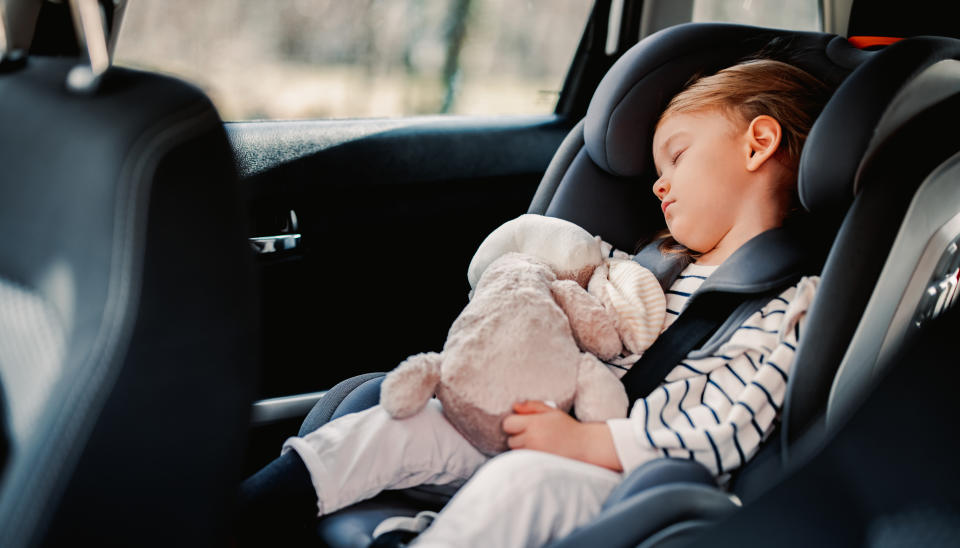 Kinder bei warmen Temperaturen niemals alleine im Auto lassen. (Symbolbild: Getty Images)