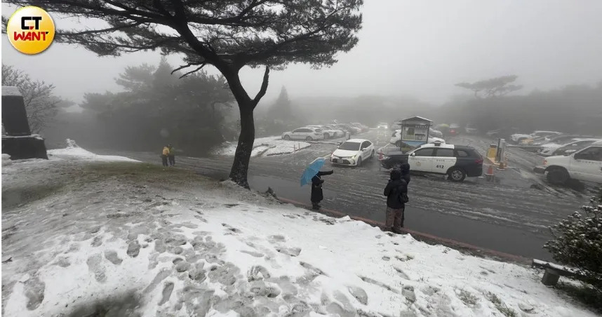 陽明山國家公園大屯山下雪了，二子坪停車場已被白雪覆蓋。（圖／方萬民攝）