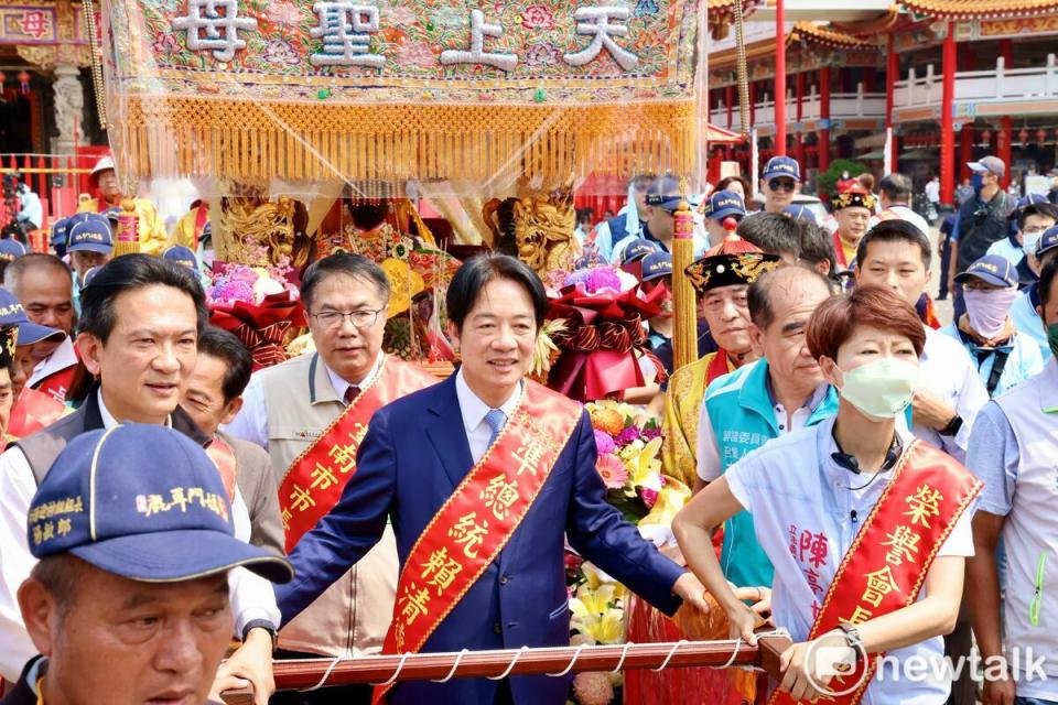 「土城香」昨日首發起鼓，展開為期三天的刈香遶境。今日「貳日香」遶境範圍為臺江區域，準總統賴清德、臺南市長黃偉哲到場扶轎，陪同鹿耳門媽主帥轎起駕。   圖：台南市政府／提供