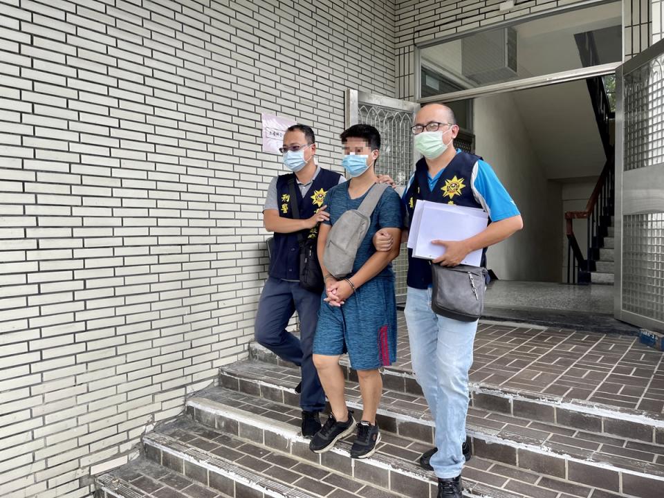 台南市警局刑警大隊3日指出，吳姓男子（中）在網路謊稱有NETFLIX一年份優惠價新台幣1170元，吸引民眾團購，全台數百人匯款受騙，台南警方日前在宜蘭逮捕吳男送辦。（台南市警局提供）