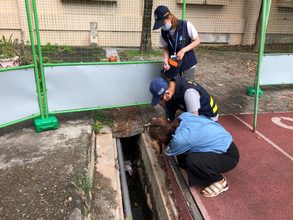 南市環保局加強清除登革熱孳生源。（環保局提供）